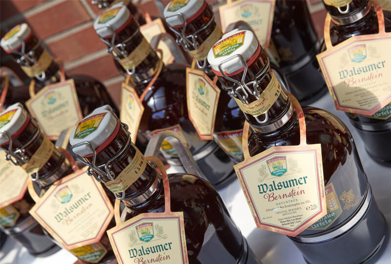 Mehrere Siphon-Flaschen Walsumer Bernstein Bier auf einem Tisch
