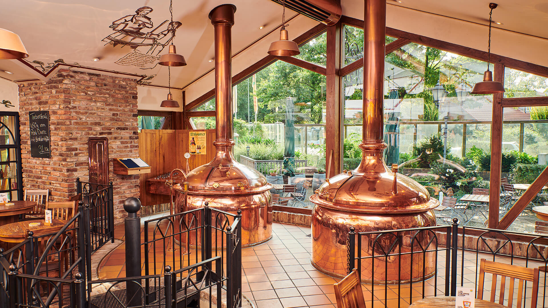 Ein Brauhaus von innen mit zwei großen Sudkesseln 